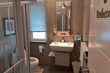 Elegant 3-Storey Terraced House at Shamrock Beach Villas, Batu Ferringhi