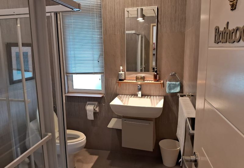 Elegant 3-Storey Terraced House at Shamrock Beach Villas, Batu Ferringhi