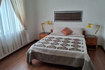 Elegant 3-Storey Terraced House at Shamrock Beach Villas, Batu Ferringhi