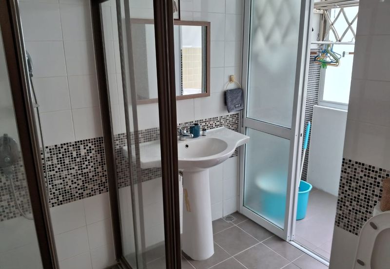 Elegant 3-Storey Terraced House at Shamrock Beach Villas, Batu Ferringhi