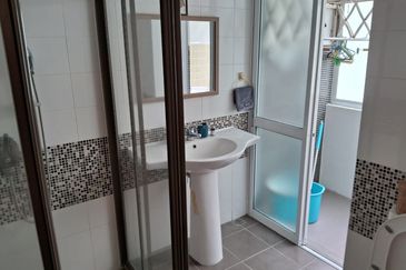 Elegant 3-Storey Terraced House at Shamrock Beach Villas, Batu Ferringhi