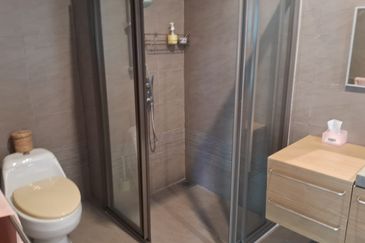 Elegant 3-Storey Terraced House at Shamrock Beach Villas, Batu Ferringhi