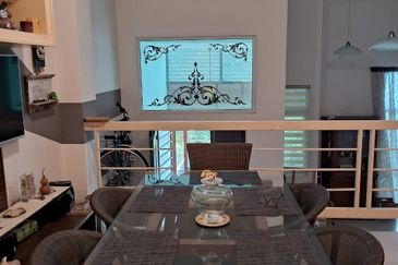 Elegant 3-Storey Terraced House at Shamrock Beach Villas, Batu Ferringhi