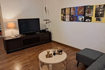 Elegant 3-Storey Terraced House at Shamrock Beach Villas, Batu Ferringhi