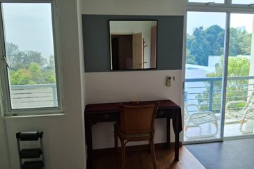 Elegant 3-Storey Terraced House at Shamrock Beach Villas, Batu Ferringhi