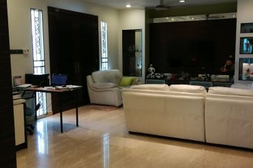 3 Storey Renovated Semi Detached For Sales