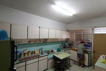 Taman Oug 2 Storey Corner Terrace Suitable For Commercial Usage on Sale