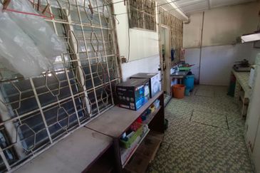 Taman Oug 2 Storey Corner Terrace Suitable For Commercial Usage on Sale