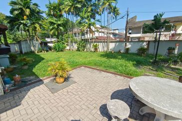 Taman Oug 2 Storey Corner Terrace Suitable For Commercial Usage on Sale