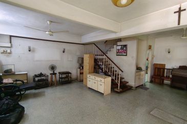 Taman Oug 2 Storey Corner Terrace Suitable For Commercial Usage on Sale