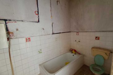 Oug 2 Storey Bigger layout Terrace Intermittent For Sales