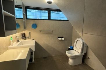 Luxurious Semi Detached House Taman United For Sale