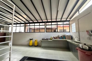 Semi-D House in Taman OUG For Sale