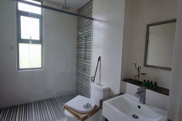 Summerglades, Perdana Lakeview West