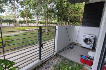 Summerglades, Perdana Lakeview West