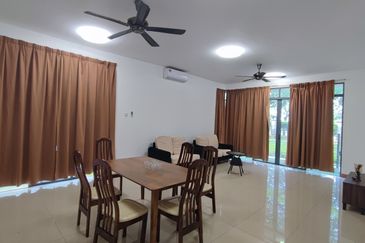 Summerglades, Perdana Lakeview West