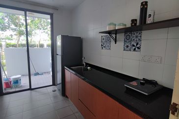 Summerglades, Perdana Lakeview West