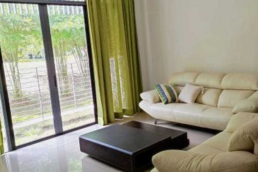 Summerglades, Perdana Lakeview West