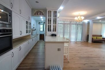 Summerglades, Perdana Lakeview West