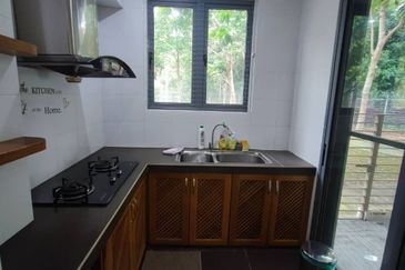 Summerglades, Perdana Lakeview West