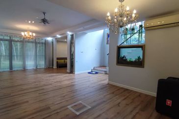 Summerglades, Perdana Lakeview West