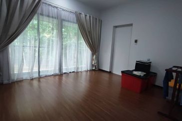 Summerglades, Perdana Lakeview West