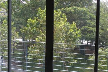 Summerglades, Perdana Lakeview West