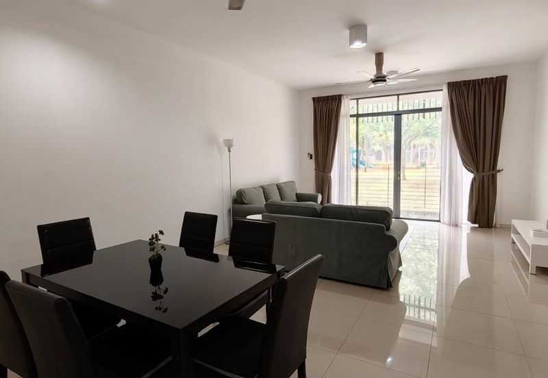 Summerglades, Perdana Lakeview West