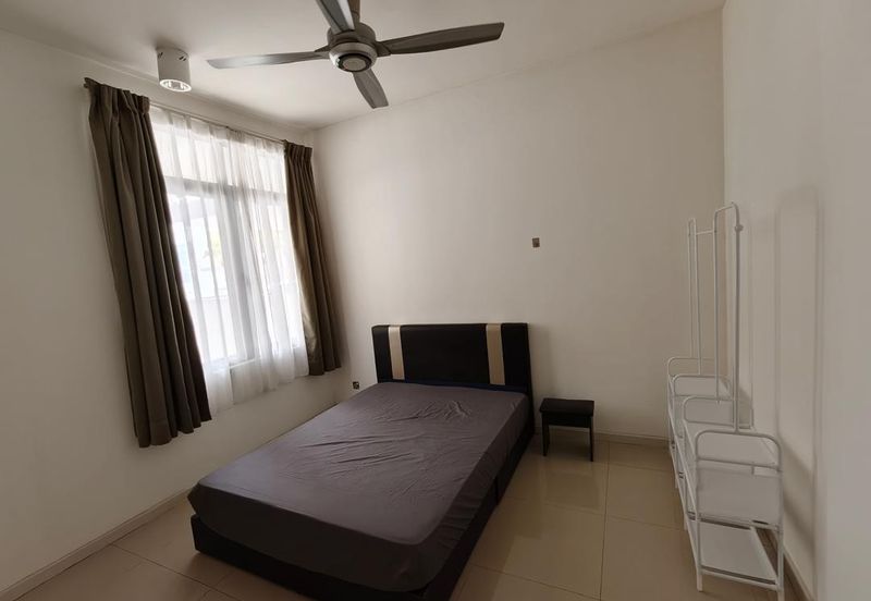 Summerglades, Perdana Lakeview West