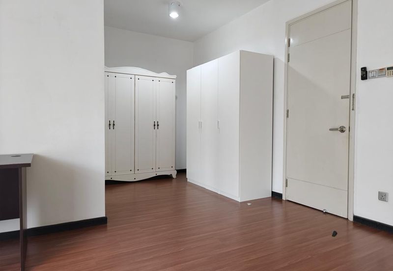 Summerglades, Perdana Lakeview West