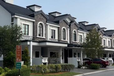 Jewels of Grasmere, Setia Marina