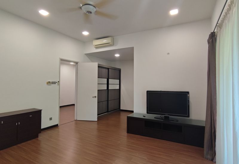 Summerglades, Perdana Lakeview West