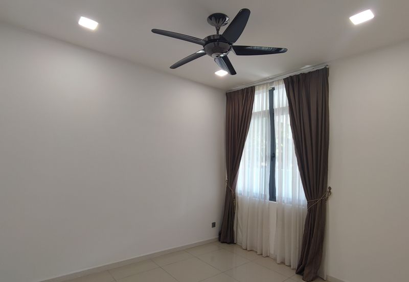 Summerglades, Perdana Lakeview West