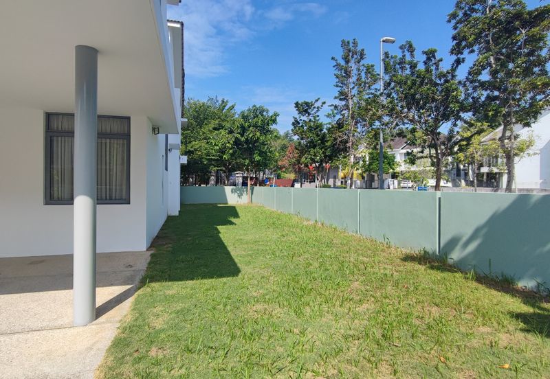 Summerglades, Perdana Lakeview West