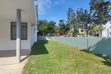 Summerglades, Perdana Lakeview West