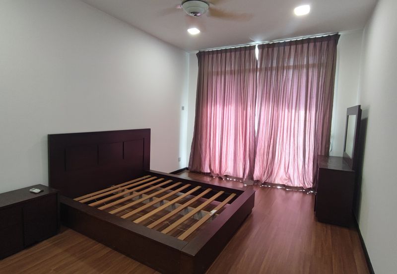 Summerglades, Perdana Lakeview West