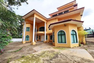 Ampang Hilir Bungalow by the lake
