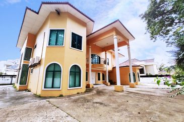 Ampang Hilir Bungalow by the lake