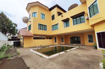 Ampang Hilir Bungalow by the lake