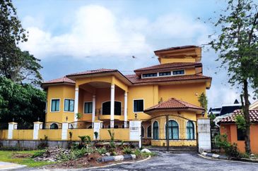 Ampang Hilir Bungalow by the lake