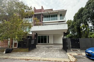 3 Storey Corner lot with Pool USJ Heights (Type Sakura) For Sale