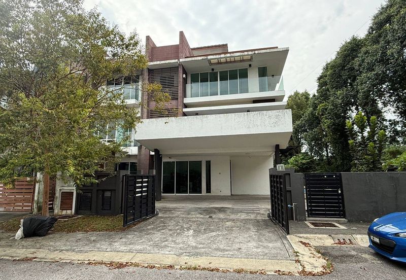 3 Storey Corner lot with Pool USJ Heights (Type Sakura) For Sale