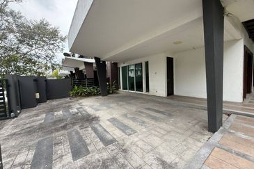 3 Storey Corner lot with Pool USJ Heights (Type Sakura) For Sale