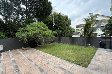 3 Storey Corner lot with Pool USJ Heights (Type Sakura) For Sale