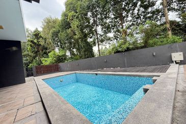 3 Storey Corner lot with Pool USJ Heights (Type Sakura) For Sale