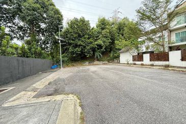 3 Storey Corner lot with Pool USJ Heights (Type Sakura) For Sale