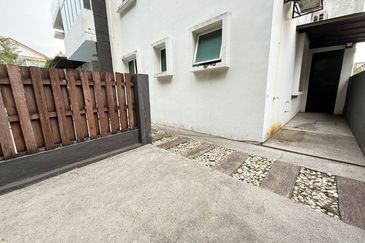 3 Storey Corner lot with Pool USJ Heights (Type Sakura) For Sale