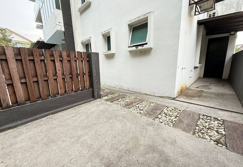 3 Storey Corner lot with Pool USJ Heights (Type Sakura) For Sale