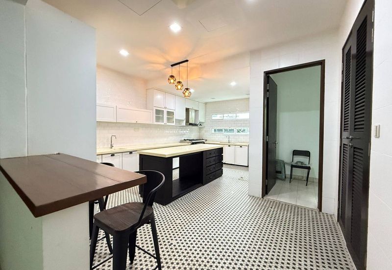 3 Storey Corner lot with Pool USJ Heights (Type Sakura) For Sale