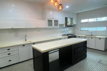 3 Storey Corner lot with Pool USJ Heights (Type Sakura) For Sale